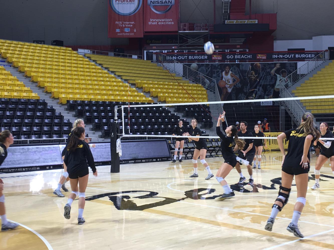 The women's volleyball team scrimmages before its Big West Conference match against Hawai'i.