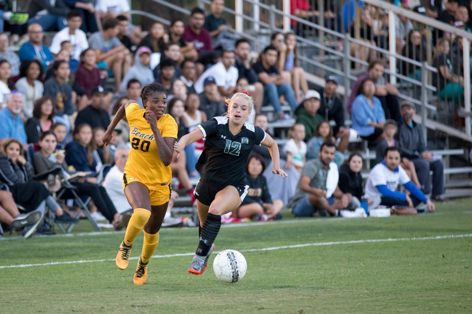 Senior forward Tori Bolden dribbled passed Hawai’i’s freshman Taylor Mason to score the first goal in the 32nd minute of play in Sunday’s match.