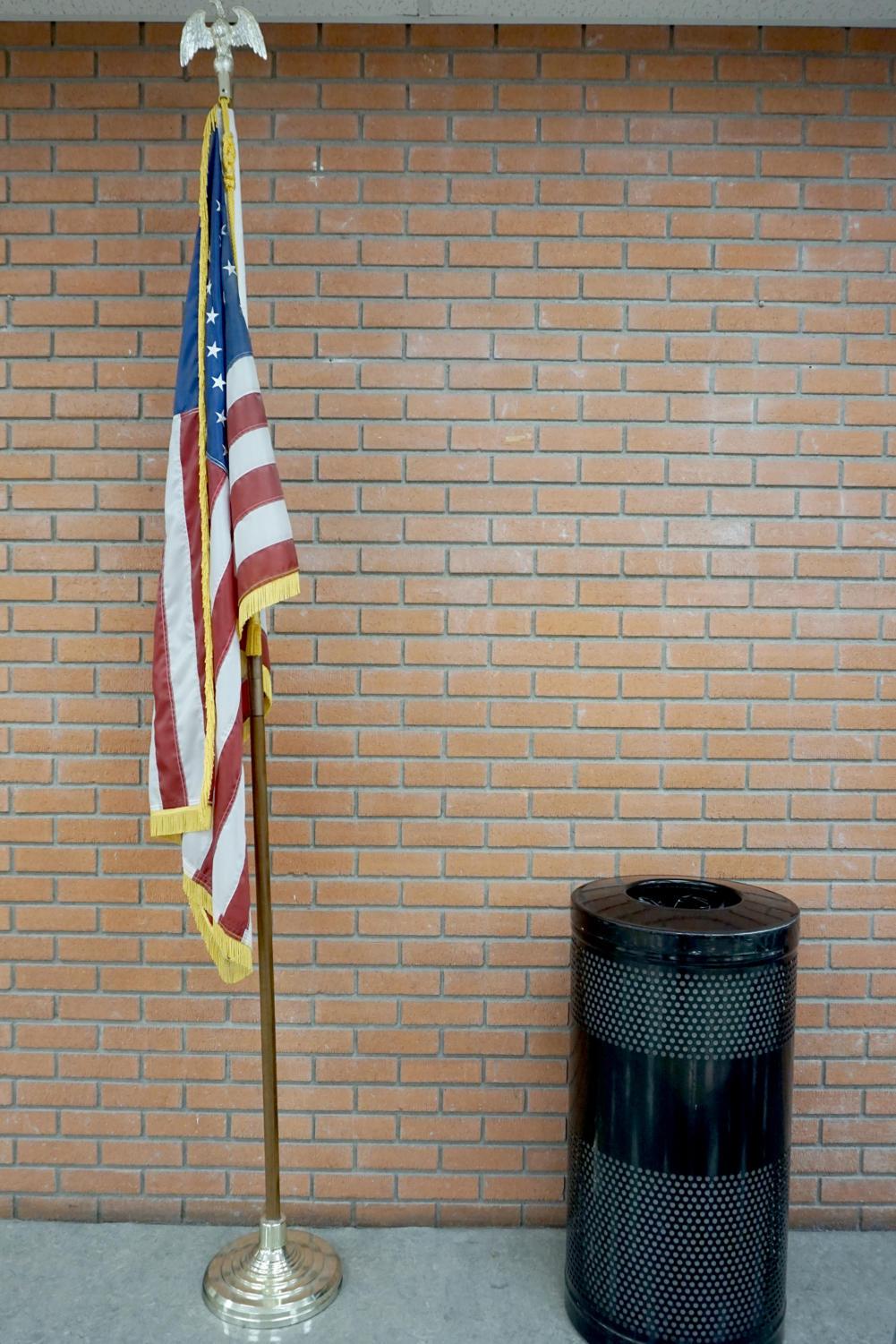 A lone American flag stands outside of the staircase in CSULB’s library building 11/29.