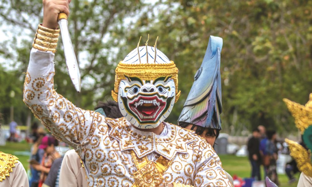 Una persona en máscara baila con cuchillo plastico en su mano.