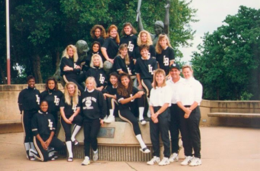 The 1992 Long Beach State softball team poses at the College World Series.