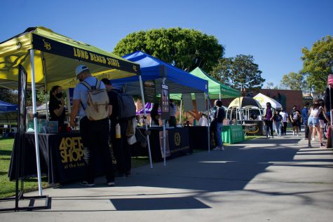 Week of Welcome is held at the CSULB central quad and displays university clubs and organizations.