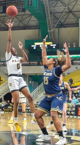 Ma’Qhi Berry shooting a floater in the paint in a game against UC Davis