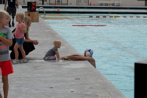 09/10/2022 - LONG BEACH, CALIF: A member of the Alumni team shares a moment with their child during the CSULB MWPOLO vs. Alumni game.