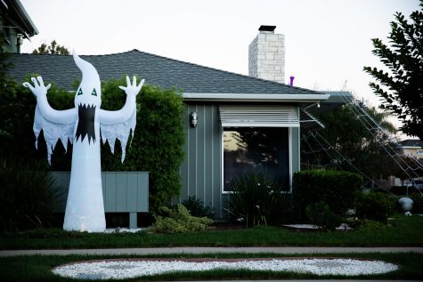 10/27/2022: Long Beach, CA- Simplicity can be key in the sense that decorating does not have to be a ghoulish task. This home located on San Anseline Avenue shows off a white ghost blow-up decoration, while rope like spider webs stretch off the roof onto the lawn on Thursday.