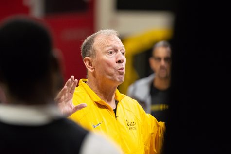 10/10/2022 - Long Beach, Calif: Long Beach State Men's Basketball head coach, Dan Monson, lectures the team on putting in more effort on defense and making appropriate reads off the ball during the team's practice on Monday.