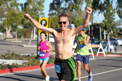 10/15/23 LONG BEACH, CALIF: Runners keep up the energy on mile 17 as they pass Walter Pyramid and continue the race.