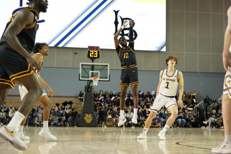 Junior guard Jadon Jones caught fire in the closing minutes of the first half on Saturday night at the sold-out Bren Events Center at UC Irvine. Jones would go 5-8 from the field overall and 2-5 from three on his way to 12 points.